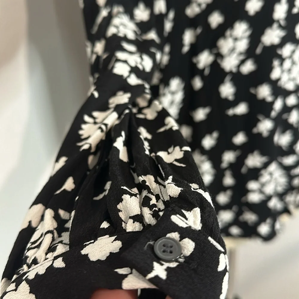 NWOT Loft Floral V-Neck Button Blouse (Lp) - Picture 10 of 12